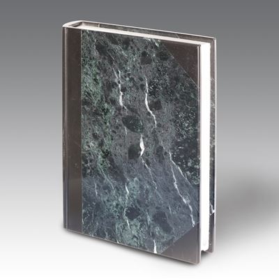 Produzione Mageia (Pietrasanta), Scultura a forma di libro in marmo Verde Alpi, marmo nero e marm...