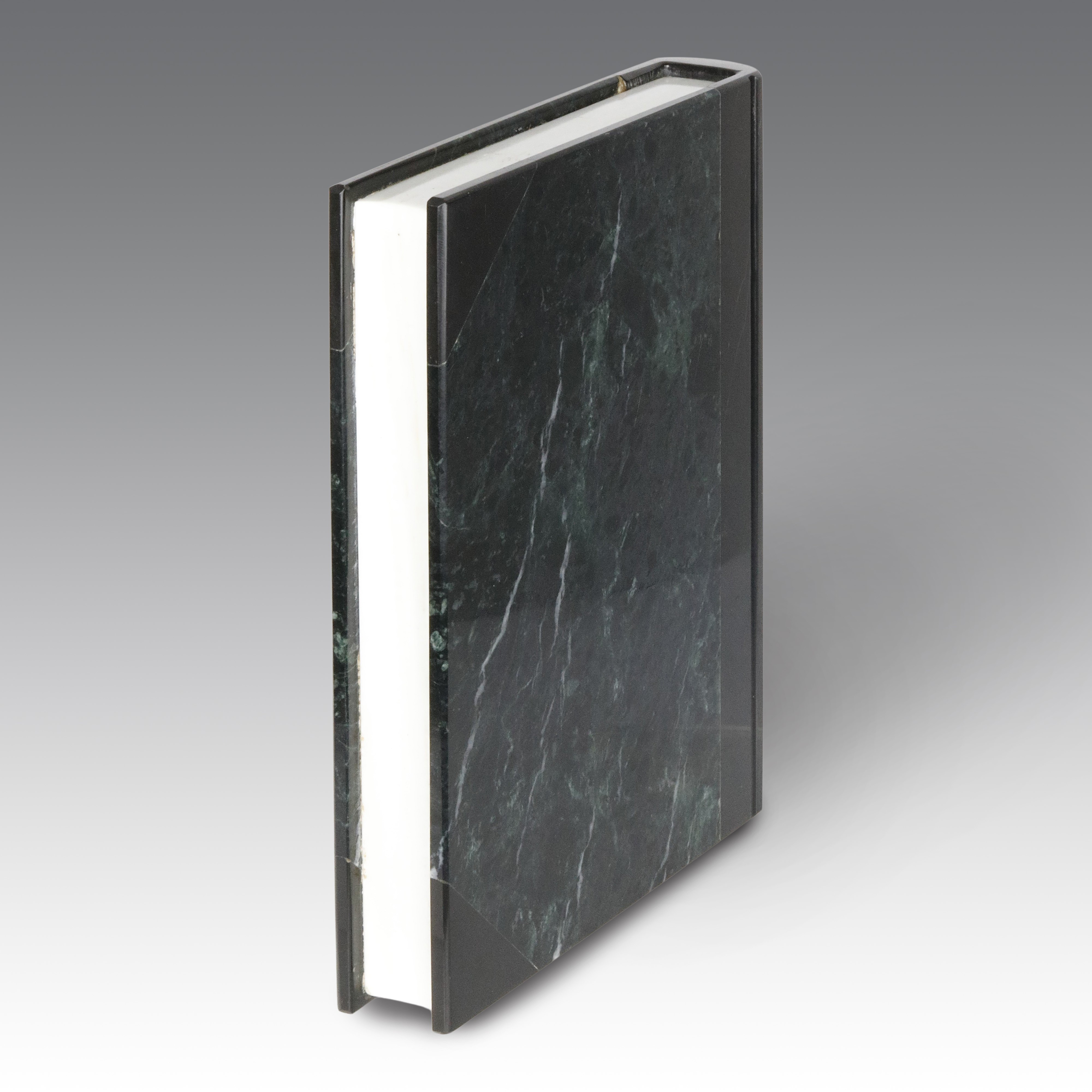 Produzione Mageia (Pietrasanta), Scultura a forma di libro in marmo Verde Alpi, marmo nero e marm...