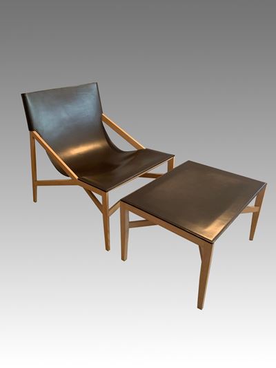Poltrona con pouf modello “470”, produzione Cassina, legno e cuoio, 1990