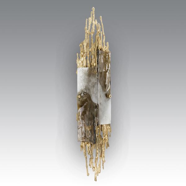 Claude-Victor Boeltz - Lampada da parete in "bronzo esploso”, diffusore decorato con inserti in vetro soffiato lattimo e fumé - Francia
