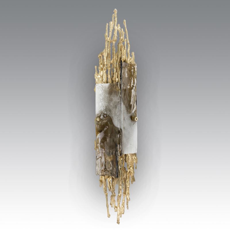 Claude-victor Boeltz - Lampada da parete in bronzo con diffusore in vetro soffiato lattimo e fumé