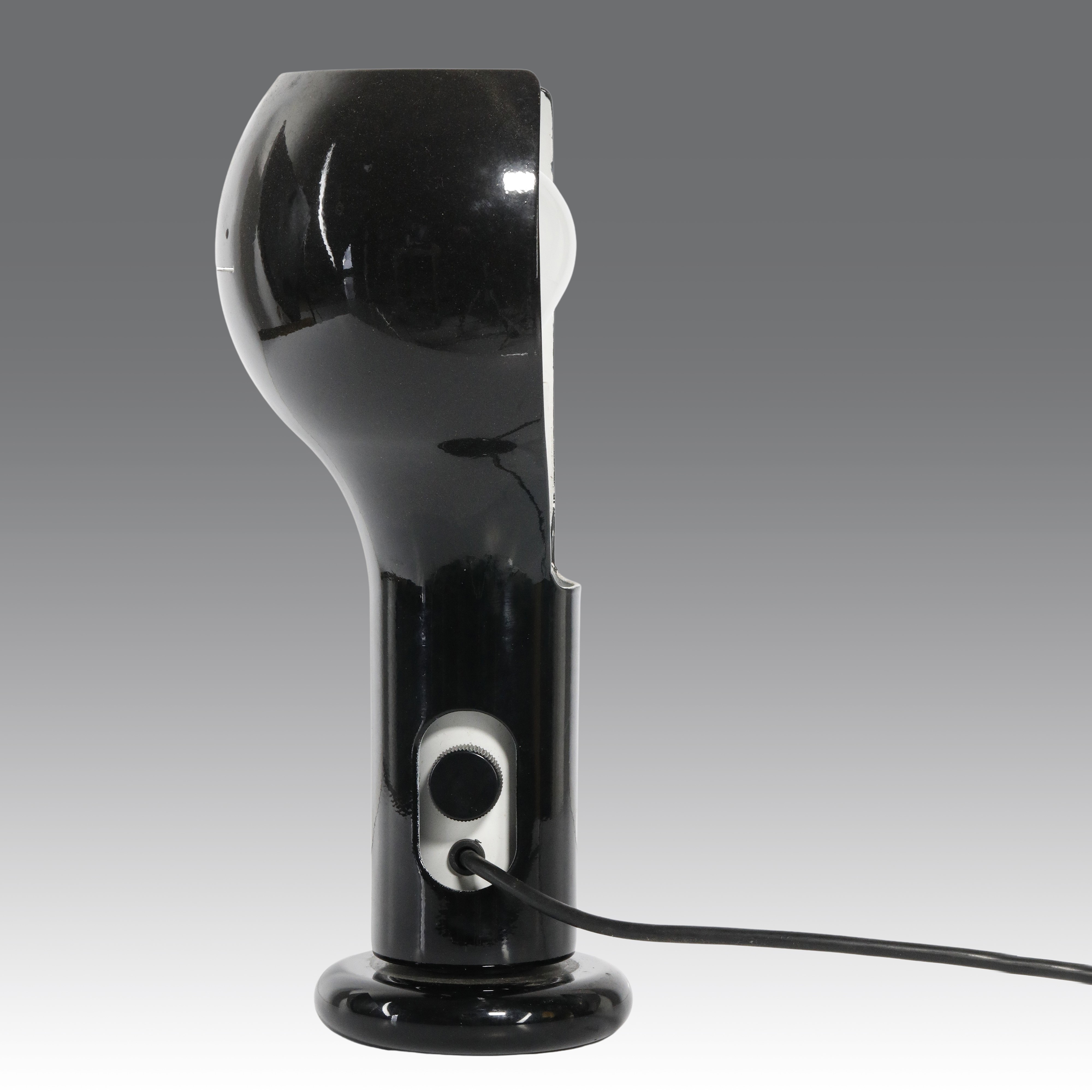 Joe Colombo - Lampada da tavolo ad una luce modello “2207” Flash, produzione O-Luce, 1968
