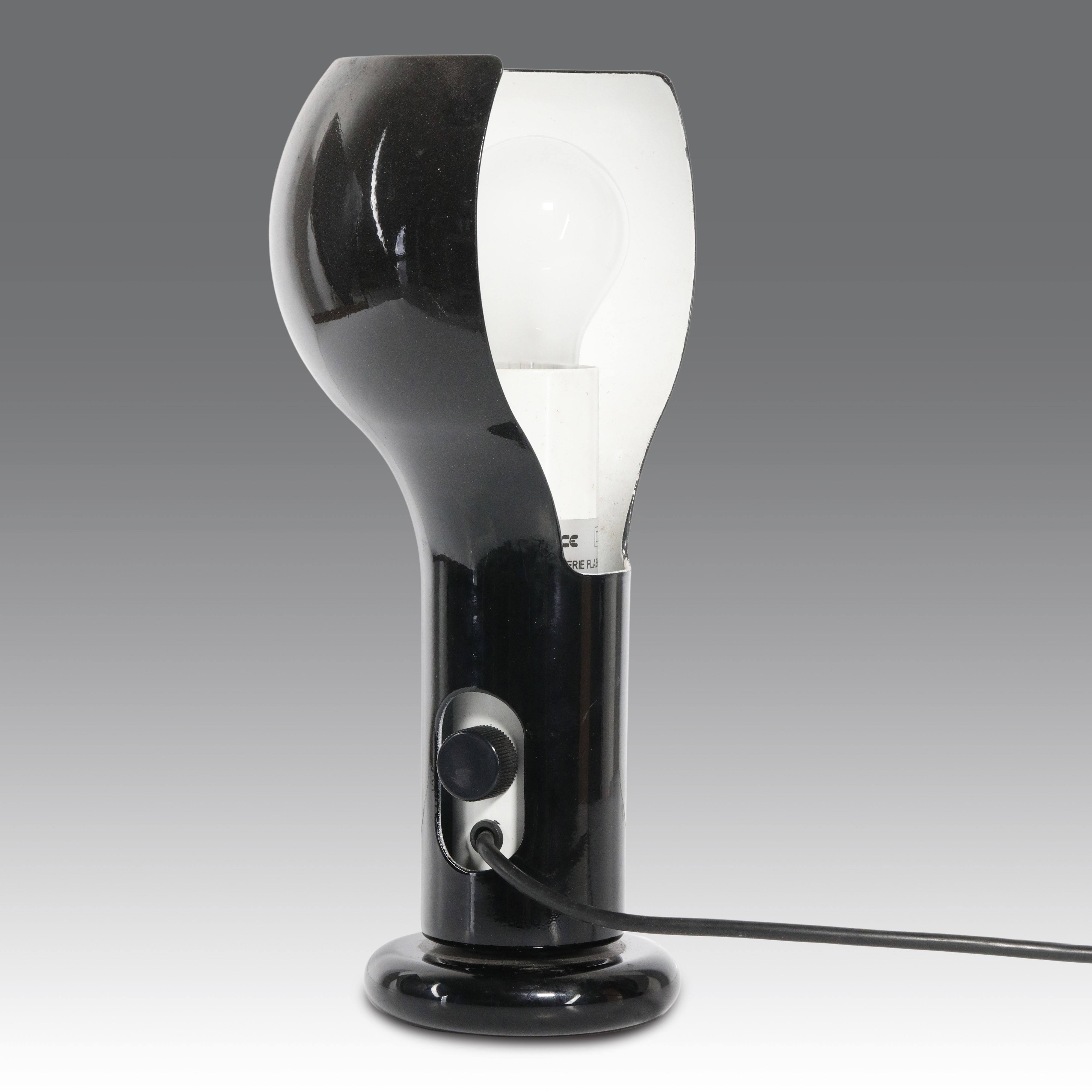 Joe Colombo - Lampada da tavolo ad una luce modello “2207” Flash, produzione O-Luce, 1968