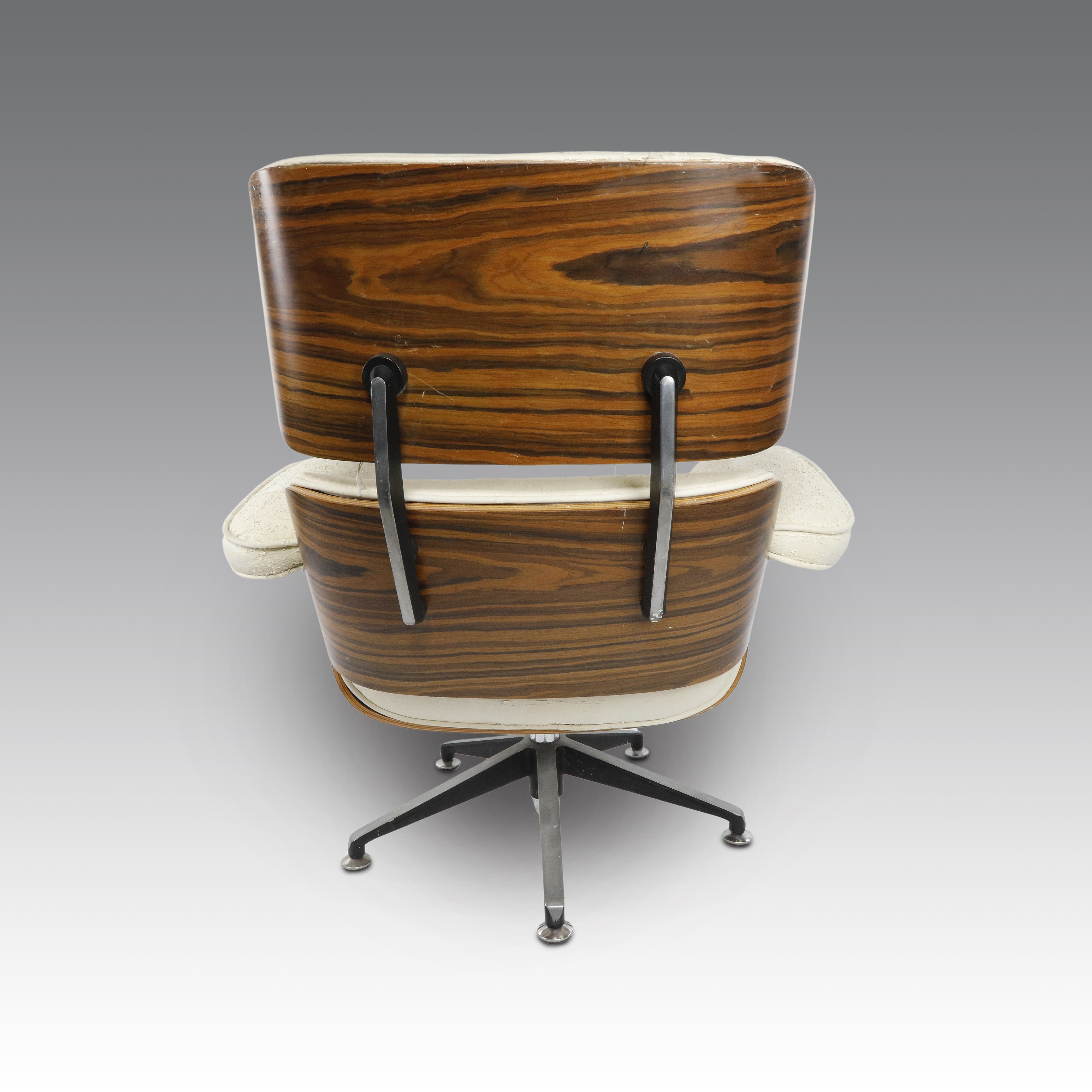 Charles & Ray Eames - Poltrona mod. 670 con poggiapiedi mod. 671