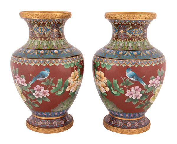 Coppia di vasi cloissonnè decorati a motivi floreali