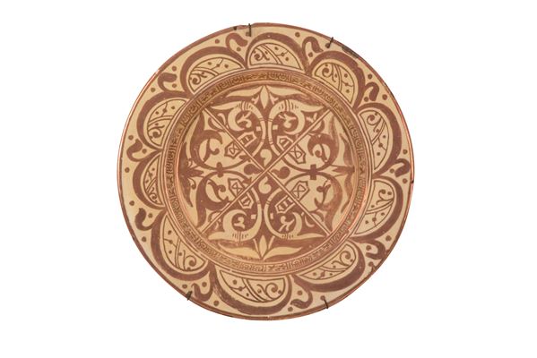Piatto da portata in ceramica a fondo beige decorato a motivi geometrici
