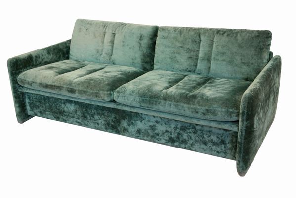 Kazuhide Takahama : Divano letto con rete con struttura imbottita in velluto verde smeraldato  - Asta Asta di Arredi e Dipinti Antichi, Argenti e Design - Gliubich Casa d'Aste