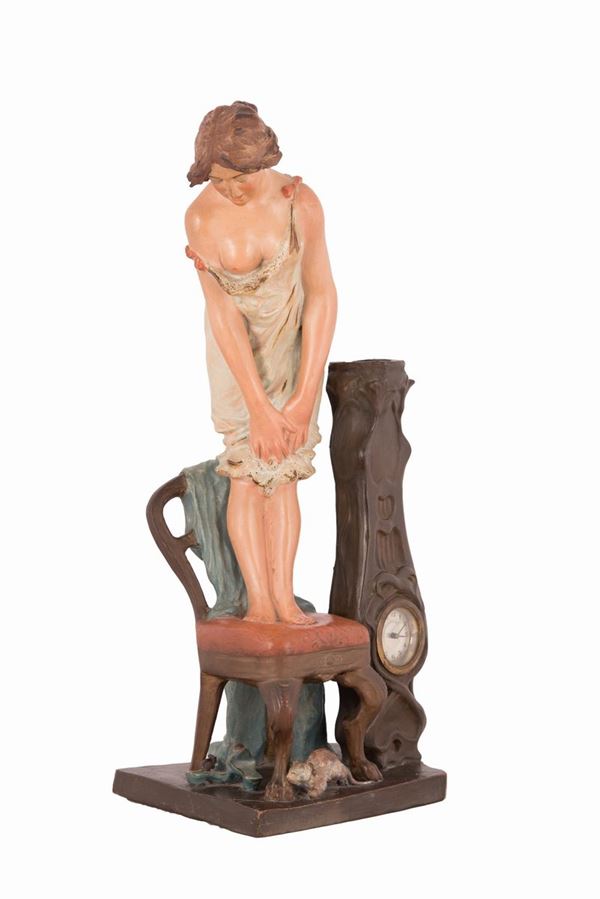 Scultura in terracotta con orologio