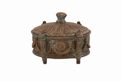 Scatola in Bronzo con Coperchio Tipo Impero Cesellata ai Bordi con Festoni e Ruote di Carro