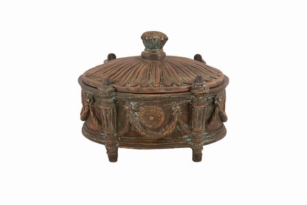 Scatola in bronzo con coperchio tipo Impero cesellata ai bordi con festoni e ruote di carro