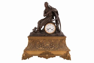 Orologio in Bronzo Dorato e Brunito Raffigurante nella Parte Superiore un Marinaio con Ancora