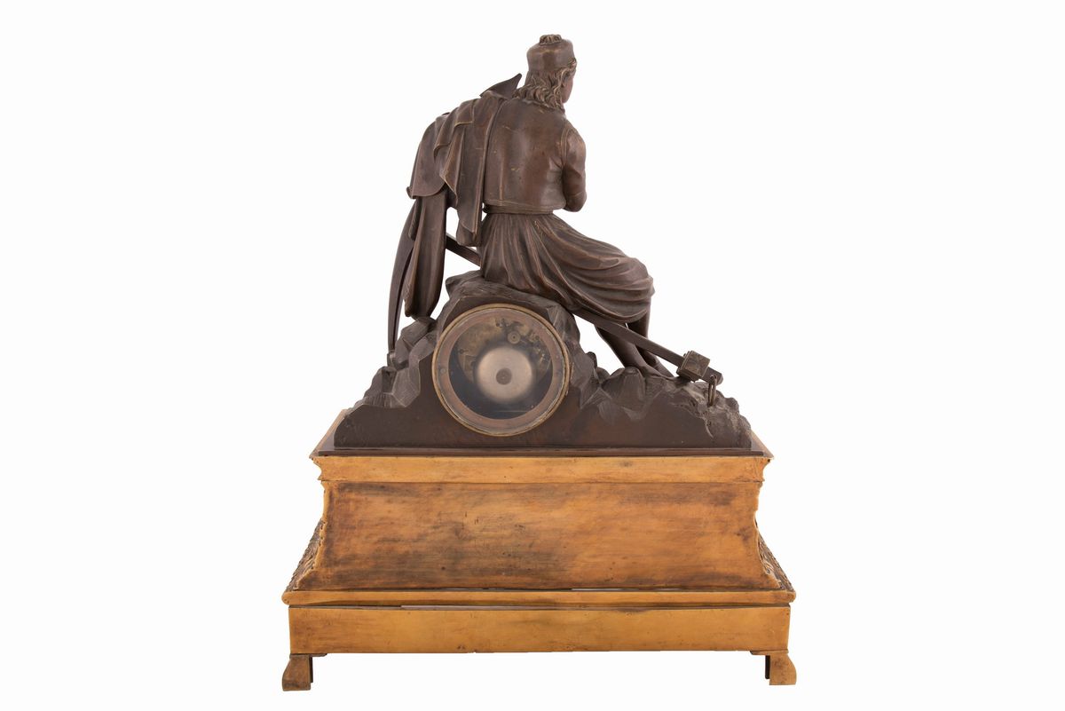 Orologio in Bronzo Dorato e Brunito Raffigurante nella Parte Superiore un Marinaio con Ancora