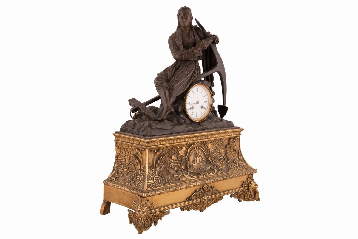 Orologio in Bronzo Dorato e Brunito Raffigurante nella Parte Superiore un Marinaio con Ancora