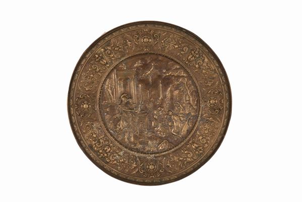 Bassorilievo in bronzo dorato di forma circolare raffigurante scena mitologica arricchito da bordature cesellate con motivi vegetali