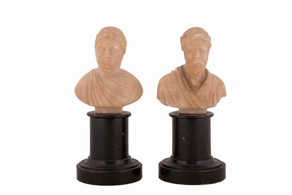 2 piccoli busti in alabastro raffigurante filosofi sorretti da basi in legno ebanizzato