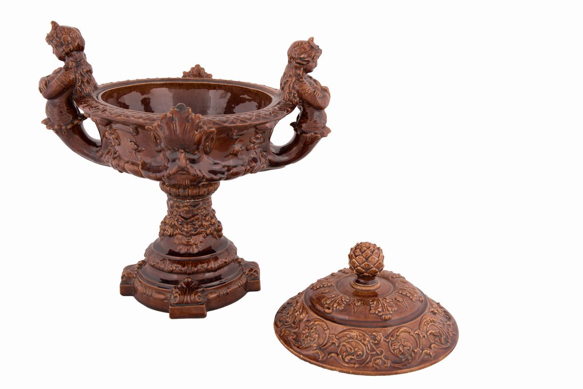 Vaso con Coperchio in Maiolica a Lustro Marrone con Anse Raffiguranti Sirene
