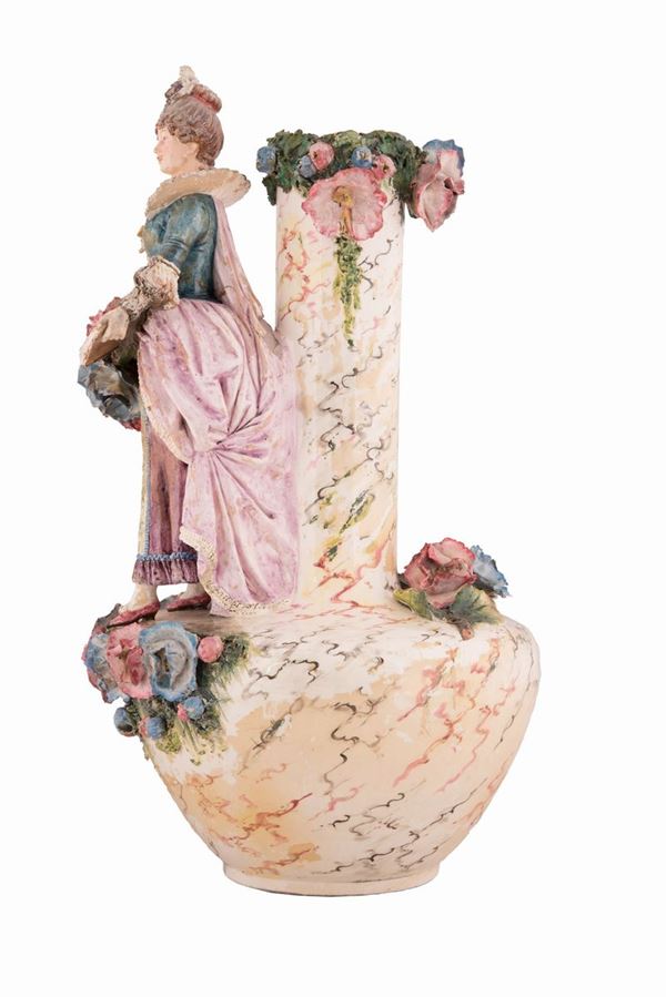Vaso in maiolica raffigurante donna in abiti settecenteschi con spartito musicale Napoli