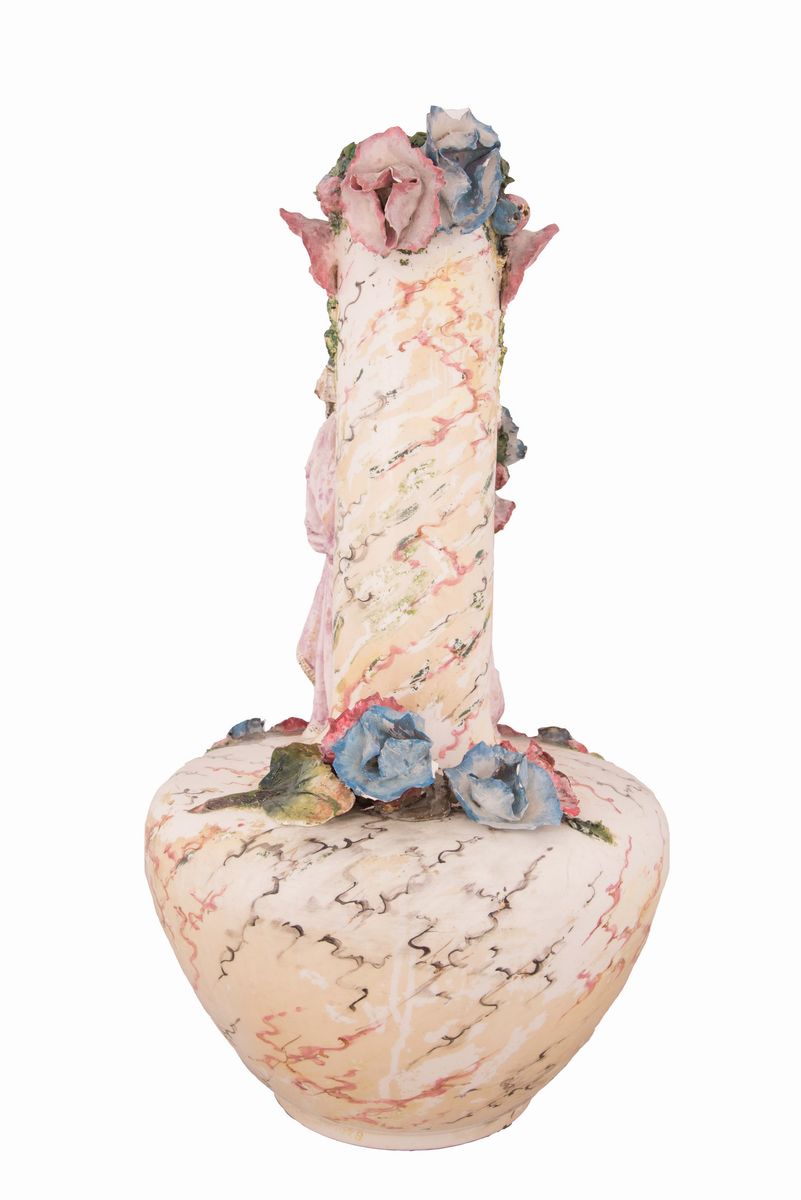 Vaso in Maiolica Raffigurante Donna in Abiti Settecenteschi con Spartito Musicale Napoli