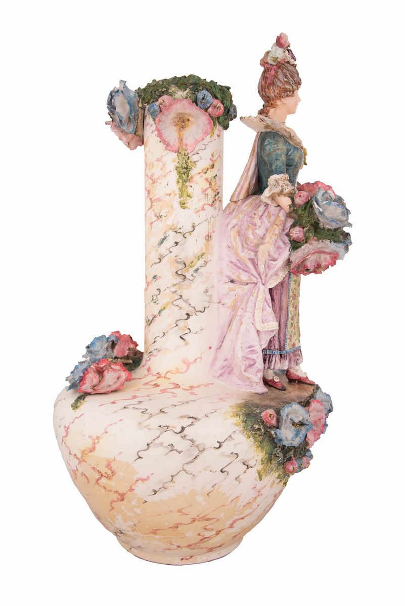 Vaso in Maiolica Raffigurante Donna in Abiti Settecenteschi con Spartito Musicale Napoli