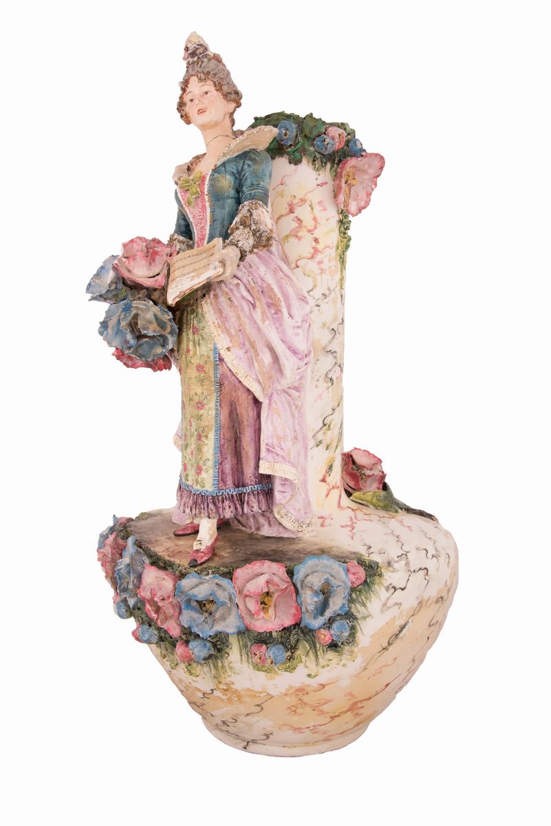 Vaso in Maiolica Raffigurante Donna in Abiti Settecenteschi con Spartito Musicale Napoli