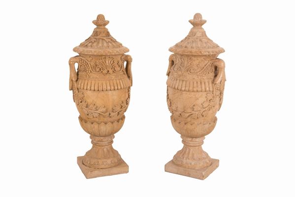 Coppia di vasi in marmo con coperchio poggianti su base a piede quadrangolare