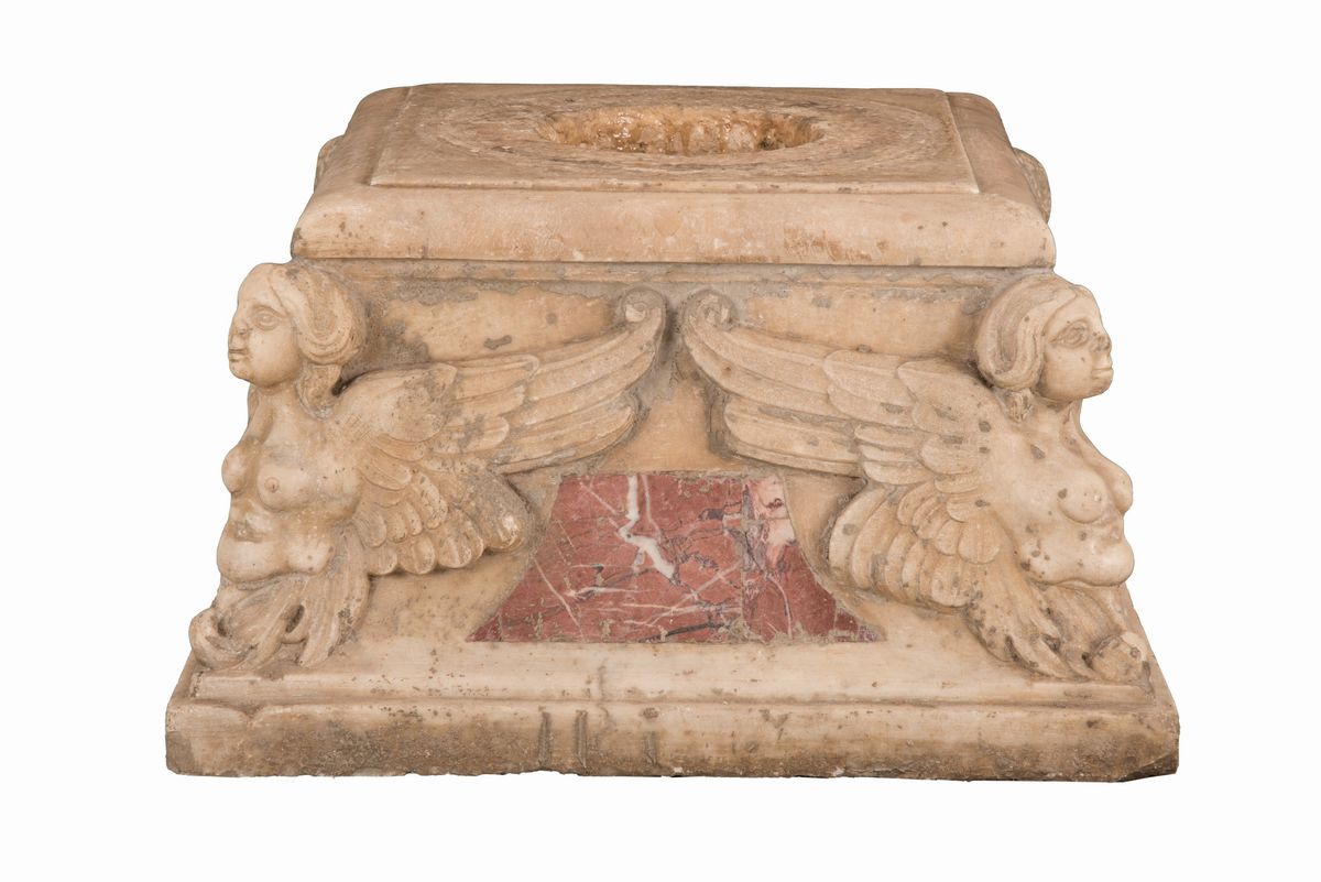 Base in Marmo Bianco Quadrangolare Lavorata con Cariatidi Alate con Riquadri in Marmo Rosso