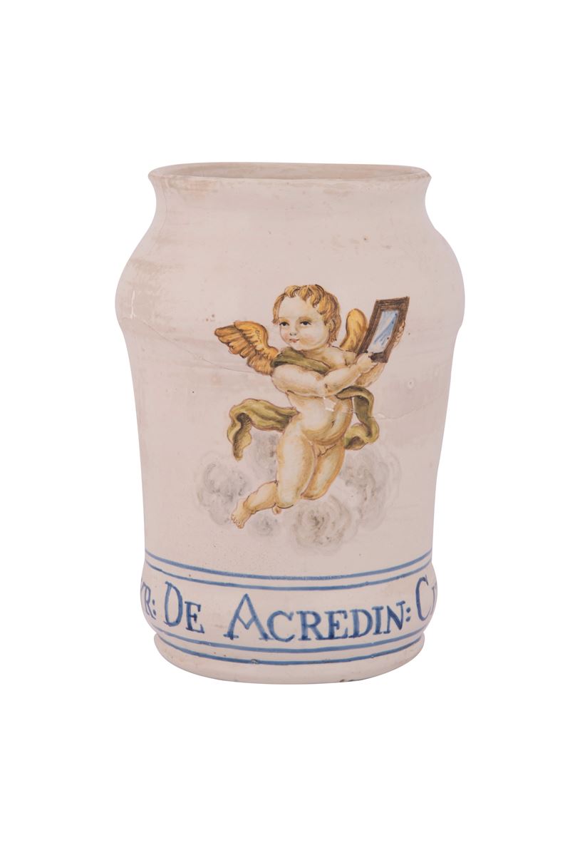 Albarello in Ceramica Bianca con Amorino e Specchio Evocante il Tema della Vanitas.