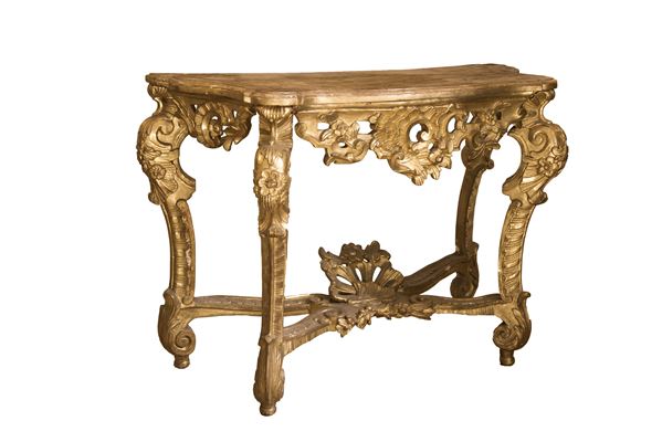 Manifattura romana della seconda/terza decade del XVIII secolo : Consolle Luigi XV in legno dorato e intagliato. Piano dipinto a finto marmo.  - Auction Asta 19: Oggetti d'arte, argenti e dipinti antichi - Gliubich Casa d'Aste