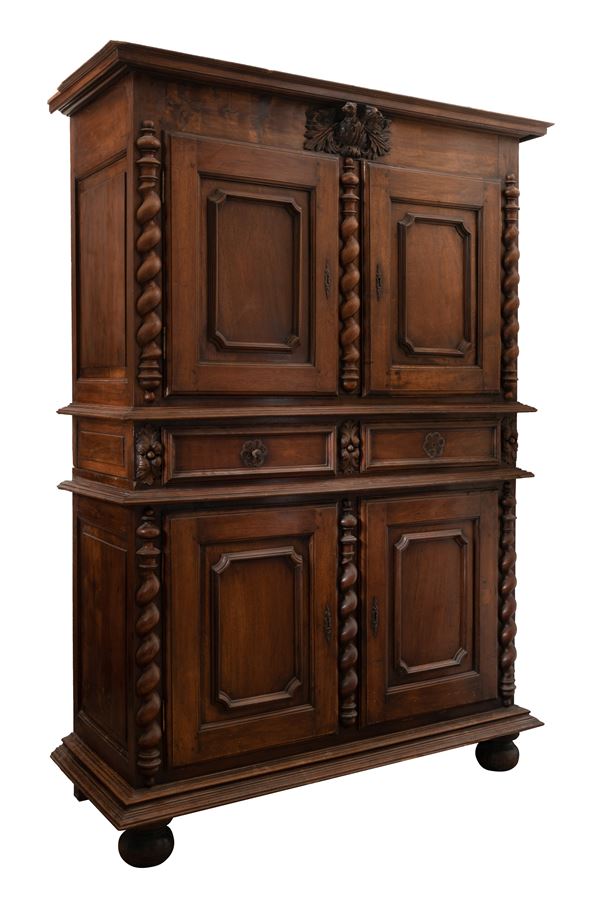 Credenza a doppio corpo in noce