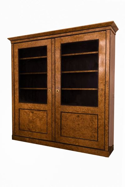 Libreria in Radica di Thuja in Stile Biedermeier Impreziosita da Modanature in Legno Ebanizzato.