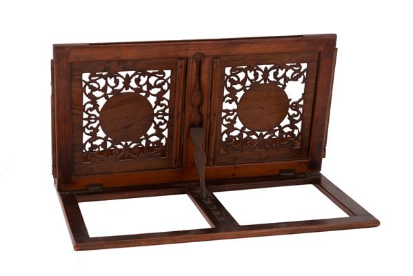 Leggio da tavolo in legno sorrentino (XIX secolo) - Asta Asta di Arredi e  Dipinti Antichi, Argenti e Design - Gliubich Casa d'Aste