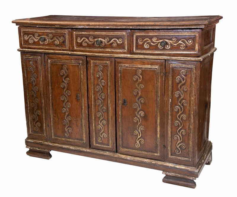 Antica Credenza in Noce Lumeggiato e Dorato a Mecca con Intarsi a Volute. Tre Cassetti sul Fronte...
