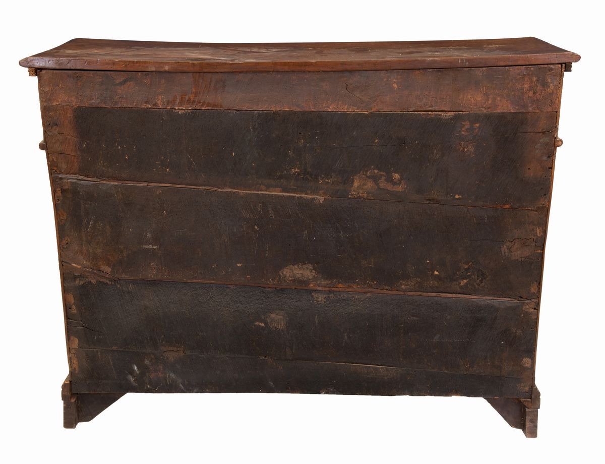Antica Credenza in Noce Lumeggiato e Dorato a Mecca con Intarsi a Volute. Tre Cassetti sul Fronte...