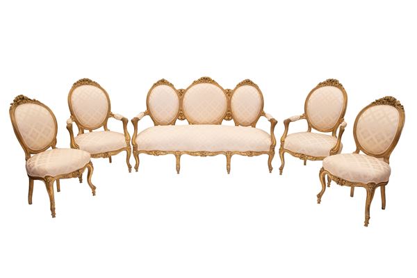 Salotto in legno dorato composto da un divano, due poltrone e due sedie