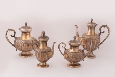 Servizio da Tè e Caffè in Argento Finemente Cesellato a Motivi Vegetali