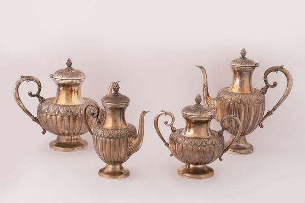 Servizio da tè e caffè in argento finemente cesellato a motivi vegetali  - Auction Asta di Antiquariato: Dipinti, Oggetti e Arredi Antichi - Gliubich Casa d'Aste