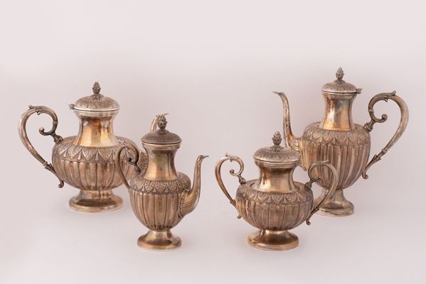 Servizio da tè e caffè in argento finemente cesellato a motivi vegetali