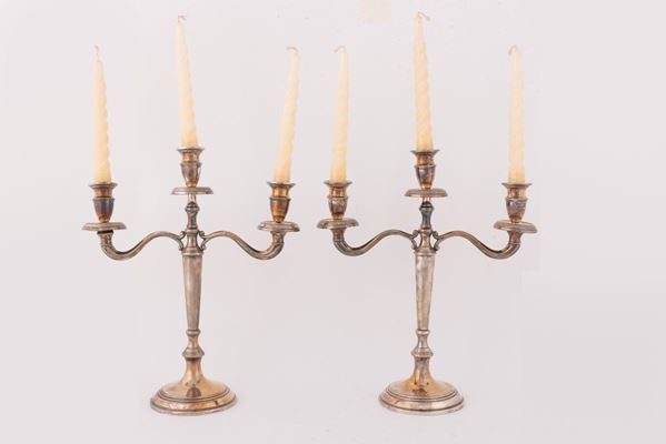 Coppia di candelieri a tre luci in argento