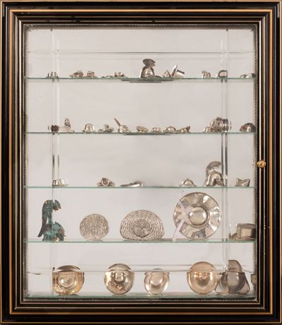 Teca in Vetro Contenente Miniature di Cappelli in Metallo e Argento