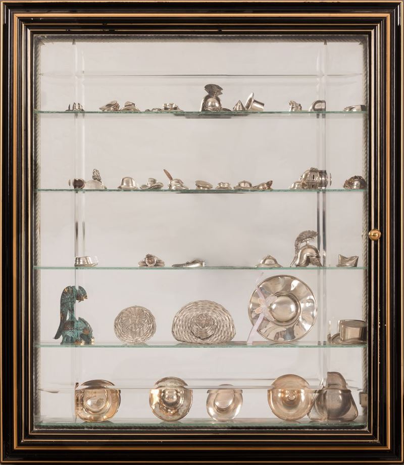 Teca in Vetro Contenente Miniature di Cappelli in Metallo e Argento
