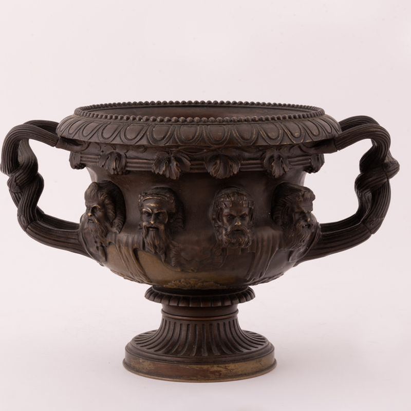 Centrotavola in Bronzo Brunito a Forma di Coppa con a Rilevo 8 Volti di Figure Mitologiche