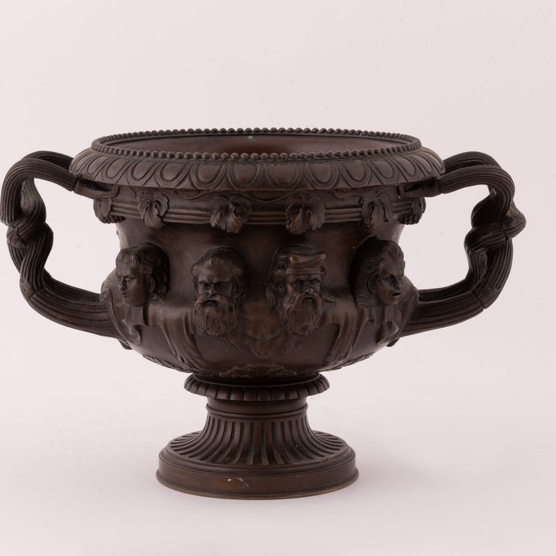 Centrotavola in Bronzo Brunito a Forma di Coppa con a Rilevo 8 Volti di Figure Mitologiche