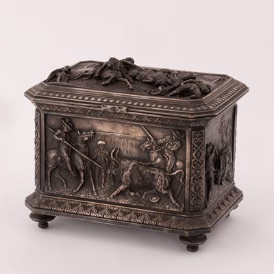 Scatola Spagnola in Metallo Argentato Decorata con Altorilievi Raffiguranti Scene di Corrida