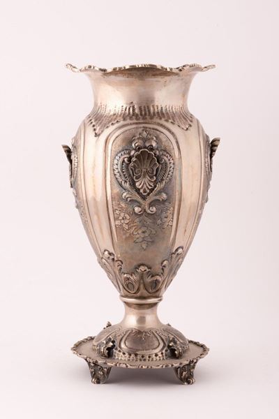 Vaso in Argento Cesellato con Motivi Floreali