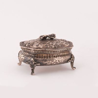Piccola Scatola Ottagonale in Argento con Coperchio Inciso a Motivi Floreali