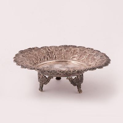 Piccolo Centrotavola in Argento Cesellato Decorato al Bordo Superiore con Scene di Vita Egizia