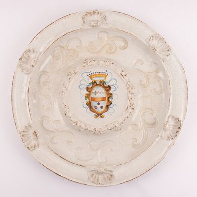 Grande Centrotavola in Ceramica Bianca Arricchito da Stemma Nobiliare