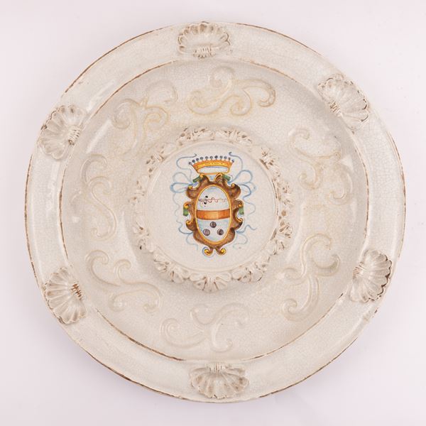 Grande centrotavola in ceramica bianca arricchito da stemma nobiliare