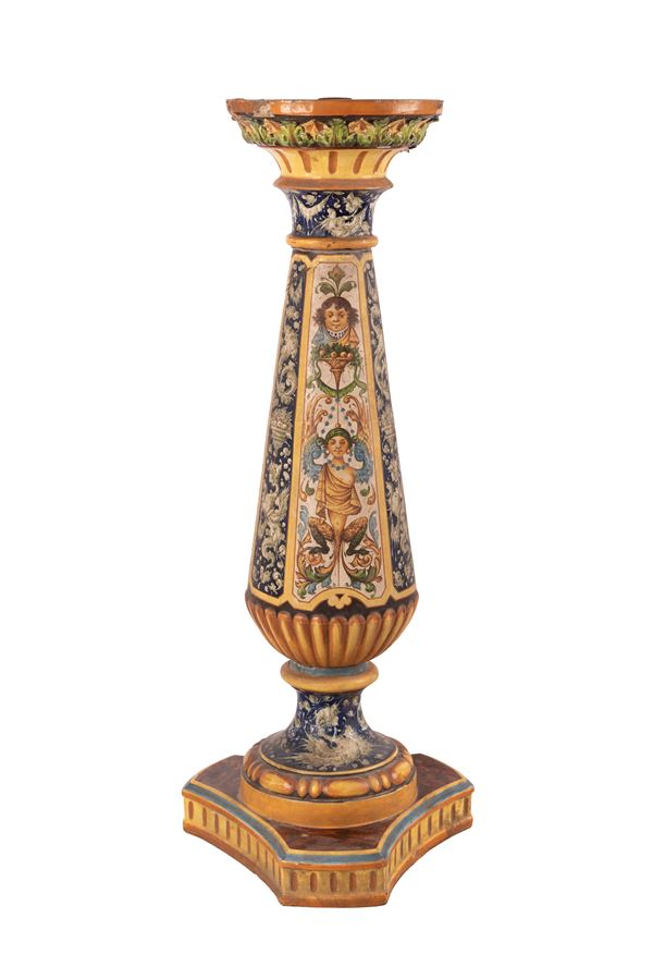 Colonna in maiolica di area metaurense con decori a raffaellesche policrome ispirate alla maiolica di Urbino della seconda metà del Cinquecento.