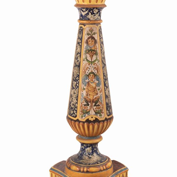 Colonna in maiolica di area metaurense con decori a raffaellesche policrome ispirate alla maiolica di Urbino della seconda metà del Cinquecento.  - Auction Asta 19: Oggetti d'arte, argenti e dipinti antichi - Gliubich Casa d'Aste